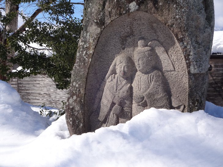 夫婦和合雪の中の道祖神.jpg